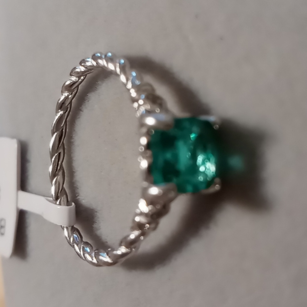 Sterling silver simulated apatite diamond  princess cut in 925 twisted band.